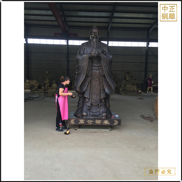 1.學?？鬃咏虒W雕塑.jpg